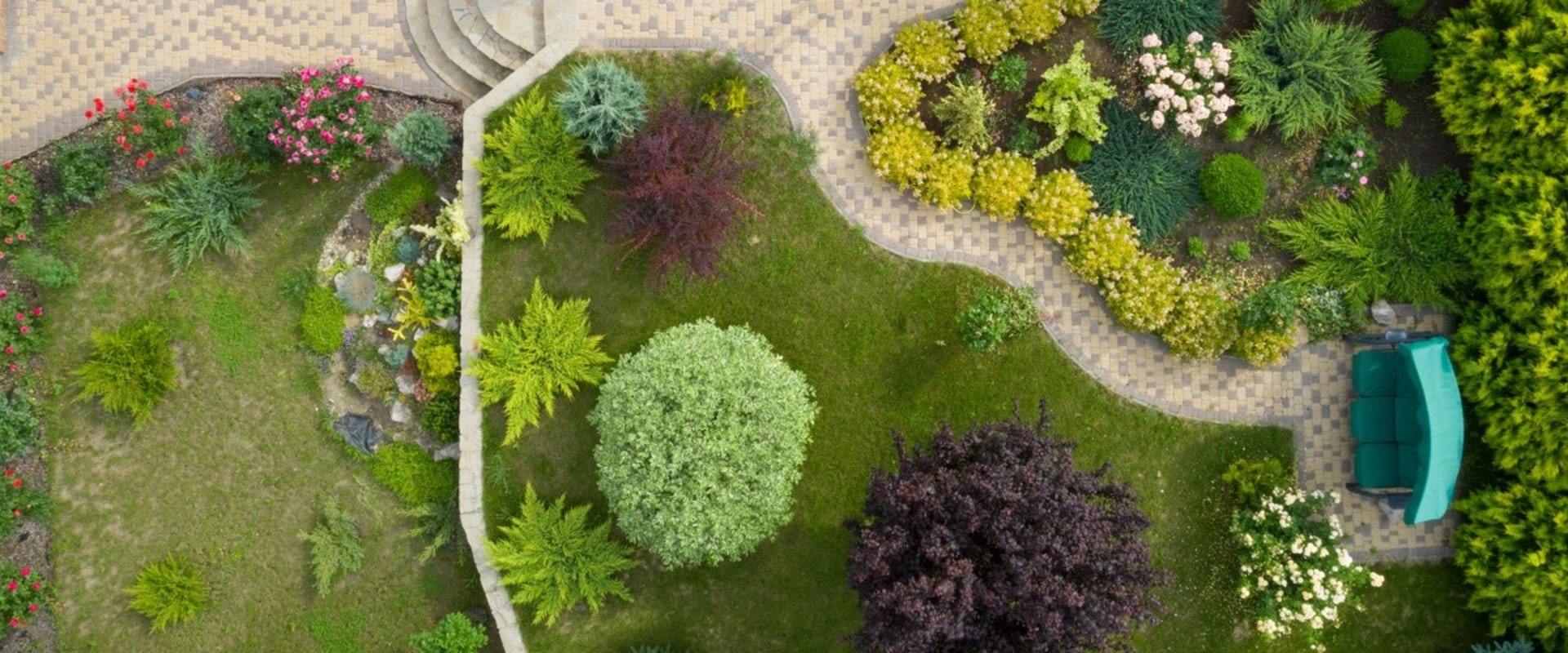 What is the difference between a landscape designer and architect?